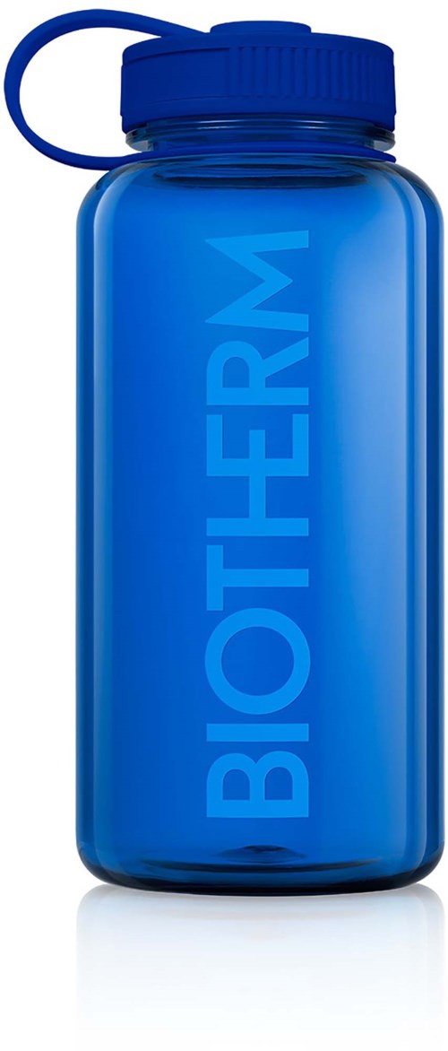 En blå Biotherm vannflaske med skrulokk og bæreløkke, står oppreist mot en hvit bakgrunn.