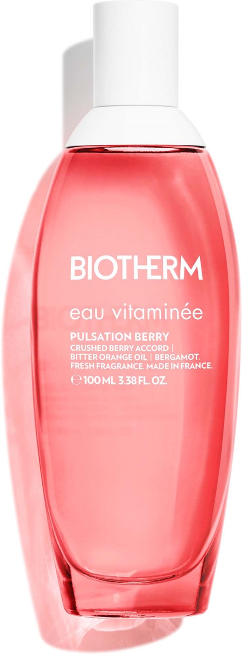 Een roze, ovale fles van Biotherm Eau Vitaminée met witte dop en label, bevat bessengeurige vloeistof.