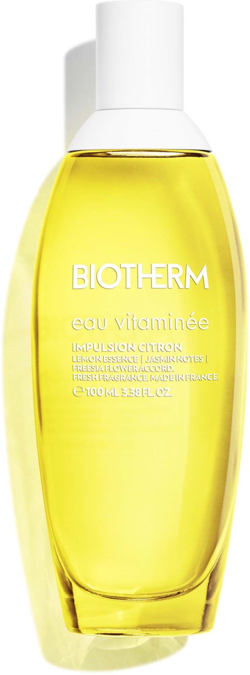 Een gele fles van Biotherm Eau Vitamnée met witte dop, bevat vitamine C-serum.