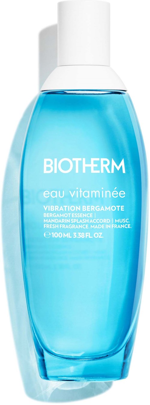 Een blauwe fles Biotherm Eau Vitaminée met witte dop, gemarkeerd als Vibration Bergamote, 100 ml.