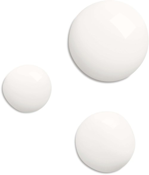 Drie witte glanzende bollen van verschillende maten liggen op een witte achtergrond.