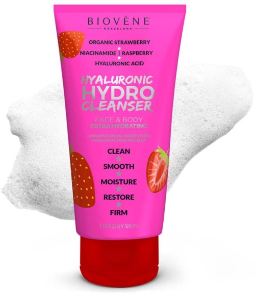 Ljusrosa tub märkt 'Hyaluronic Hydro Cleanser' med jordgubbar och en jordgubbs skiva, placerad på en vit skummig bakgrund.