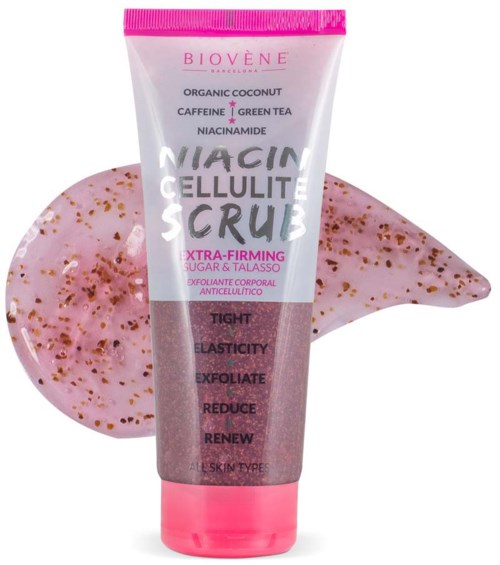 Ein rosa-weiße Tube Hautpflege mit Text über Cellulite und Straffung, mit einem Tupfer rosa Peeling im Hintergrund.