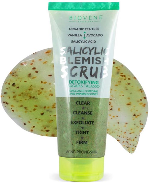 Eine Tube von Biovene mit Salicylsäure Aknepeeling, mit grüner und weißer Verpackung, in Vordergrund zwei Seifenstücke.