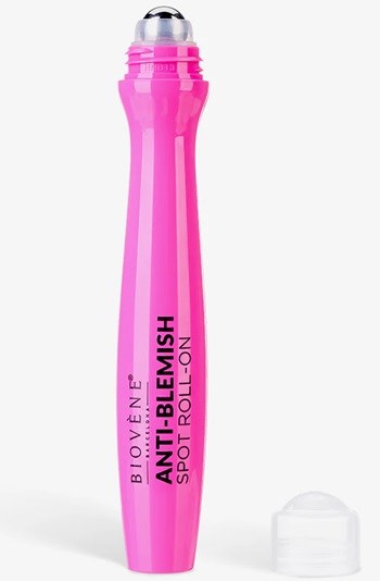 Pinkes Rollgerät mit schwarzem Text gegen Hautunreinheiten. Weißer Deckel abgenommen, zeigt das Rollgerät.