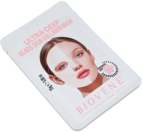 En kvinna med en vit ansiktsmask från Biovène, som betonar hudvård och skönhet. Förpackningen är vit med rosa text.