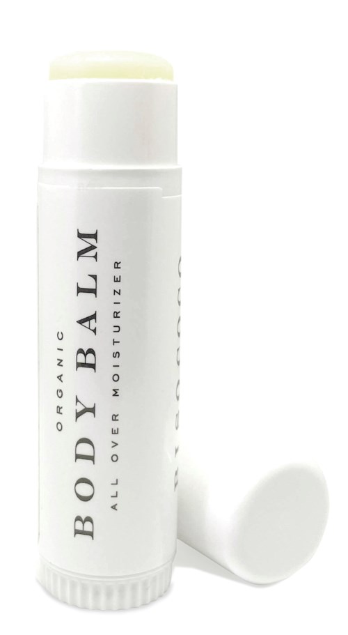 Ein weißer Lippenbalsam-Behälter mit Deckel, beschriftet mit 'Body Balm All Over Moisturizer' in minimalistischem Schwarz.