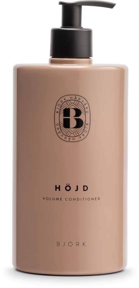 Eine rosa Flasche mit schwarzem Pumphahn, beschriftet mit 'HÖJD VOLUME CONDITIONER' und dem Markennamen 'BJORK'.
