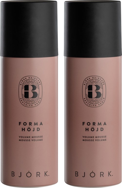 Zwei Flaschen Björk Forma Höjd Volumenmousse stehen nebeneinander, schwarzer Deckel und rosa-brauner Körper.