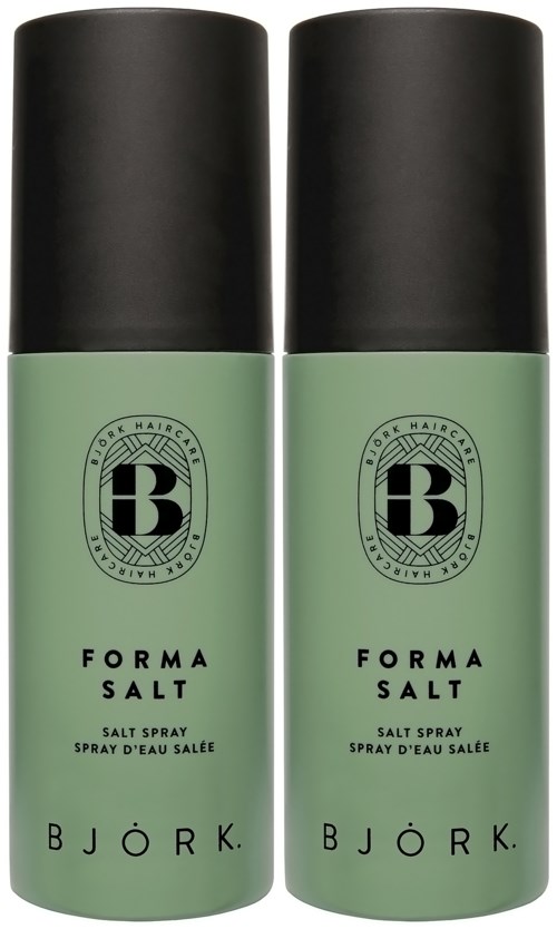 To grønne bokser med svarte lokk, merket 'Formasalt' og 'Björk', ser ut til å være saltprayprodukter.