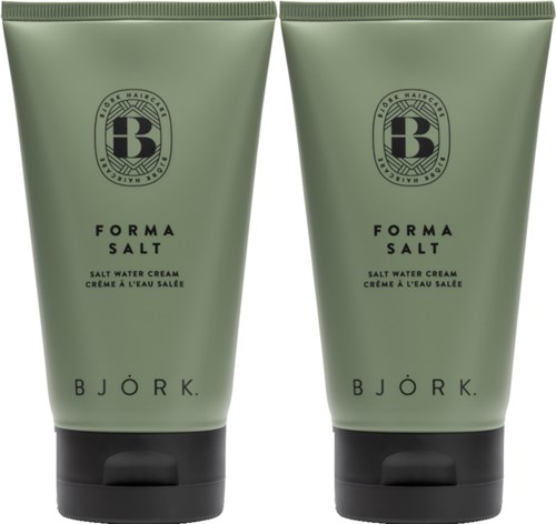 Zwei grüne Tuben mit der Aufschrift Björk Forma Salt, einer Salz-Wasser-Creme, stehen nebeneinander.
