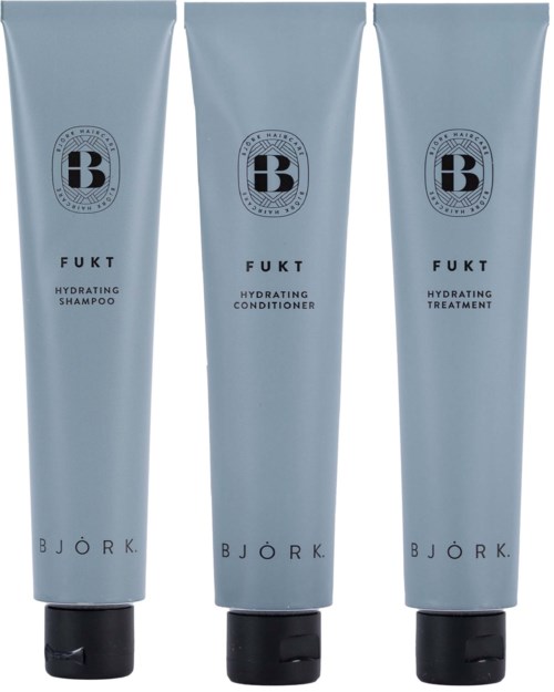 Drei hellblaue Tuben mit der Aufschrift FUKT für Shampoo, Conditioner und Behandlung. Marke BJÖRK.