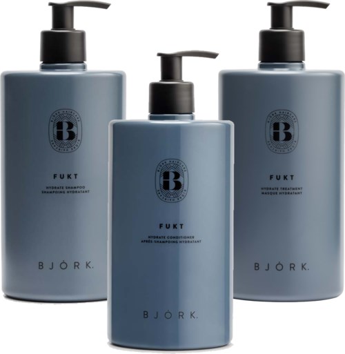Tre blå flaskor med pump, märkta för hårvårdsprodukter, står i rad.