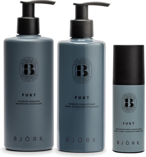 Drei blaue Flaschen: Shampoo, Conditioner und Spray-Conditioner von Björk Fukt.
