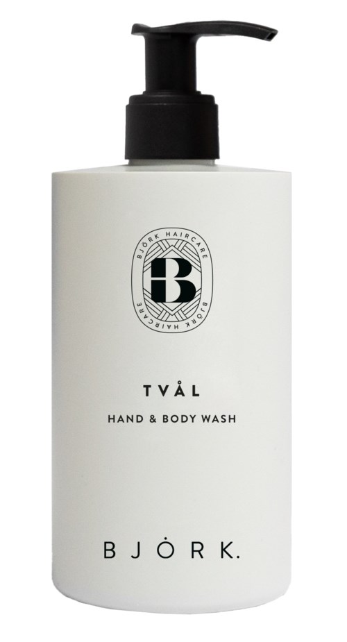 Een witte fles met een zwarte pomp, gemarkeerd 'TVÅL Hand & Body Wash'. Het heeft een logo en de merknaam Björk.