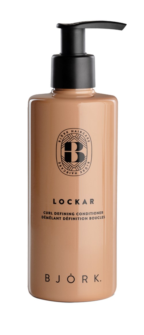 Eine beige Flasche mit schwarzem Pumphals, gekennzeichnet Lockar und Bjork, wahrscheinlich ein Haarconditioner oder ähnliches Produkt.