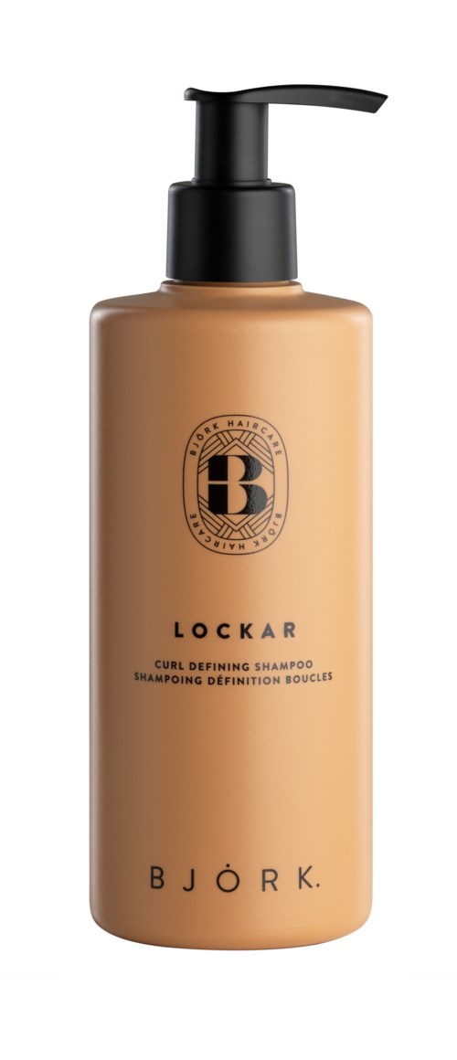 Eine beige Flasche mit schwarzem Pumpspender und Etikett, enthält Lockar Shampoo von Björk, für definierte Locken.