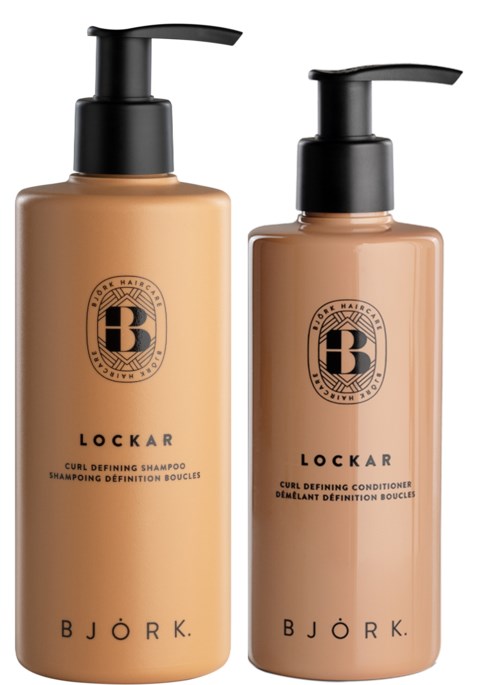 Zwei braune Flaschen mit schwarzen Pumpen, beschriftet für Shampoo und Conditioner, von Bjork, Lockar-Serie.