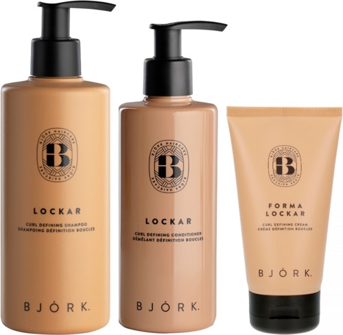 Drei Haarpflegeprodukte: Shampoo, Conditioner und Stylingcreme in beigen Flaschen mit schwarzen Pumpen und Etiketten.