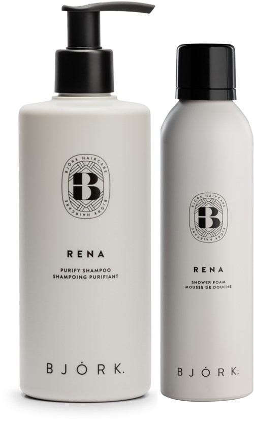 Zwei weiße Haarpflegeflaschen mit schwarzen Verschlüssen, mit den Labels 'RENA' und 'BJÖRK,' für Shampoo und Duschschaum.