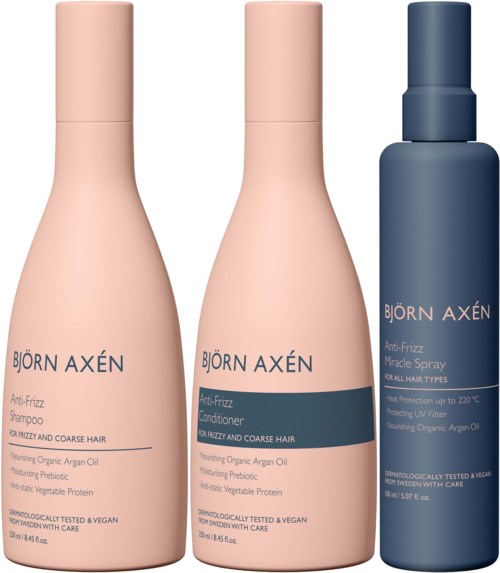 Drie flessen haarverzorgingsproducten, twee roze shampoo en conditioner, één blauwe spray.