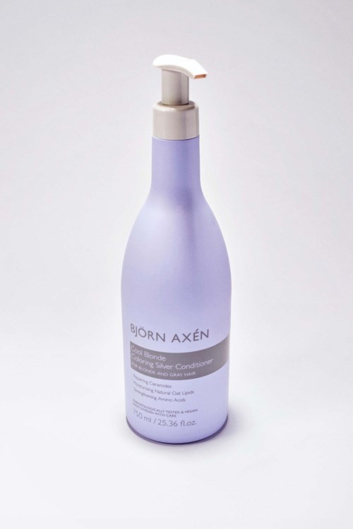 Een lichtpaarse fles met pomp, gemarkeerd 'Björn Axén', waarschijnlijk haar- of huidverzorgingsproduct.