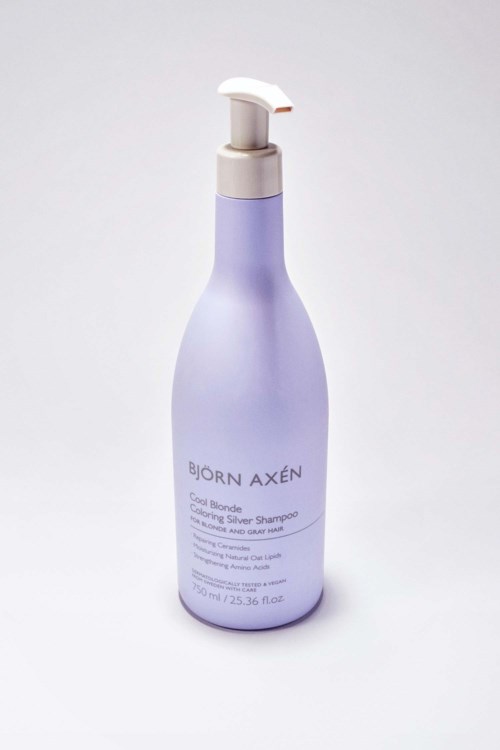 Een lichtpaarse fles met pomp, gemarkeerd Björn Axén, bevat zilvershampoo voor blond haar.