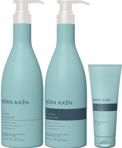Twee lichtblauwe flessen, een met pomp en een met deksel, voor shampoo en conditioner. Een kleine tube is er ook.