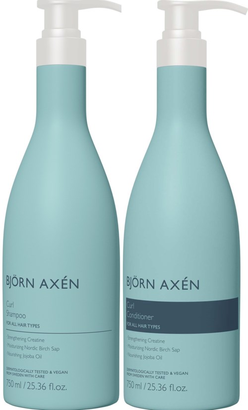 Twee lichtblauwe flessen, één voor shampoo en één voor conditioner, voor alle haartypes. Ze hebben witte pompen.