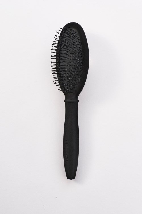Een zwarte haarborstel met ronde ovale vorm en handgreep, met kunststofpunten op een witte achtergrond.