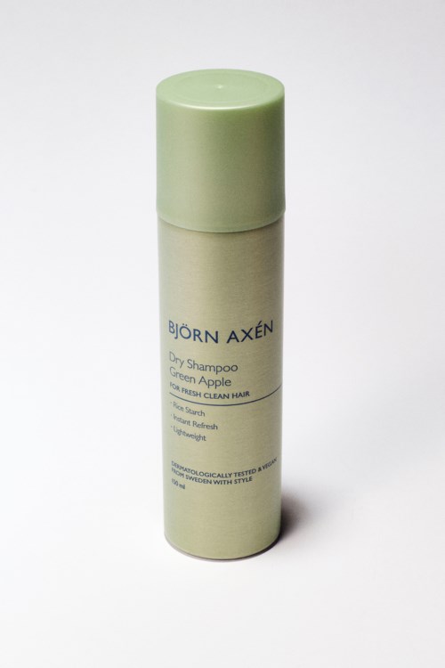 Een beige sprayfles met groene dop en label Björn Axén Dry Shampoo Green Apple.