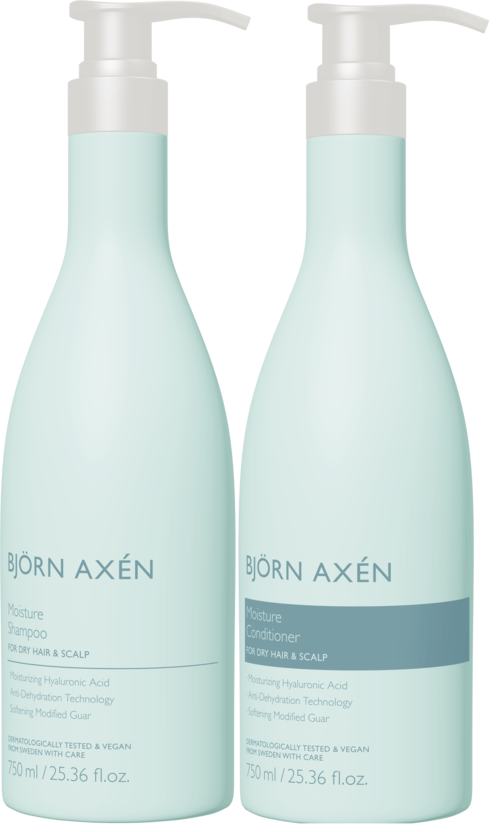 Twee lichtblauwe flessen met 'Bjorn Axen' bevatten shampoo en conditioner voor haar. Ze hebben pompen aan de bovenkant.