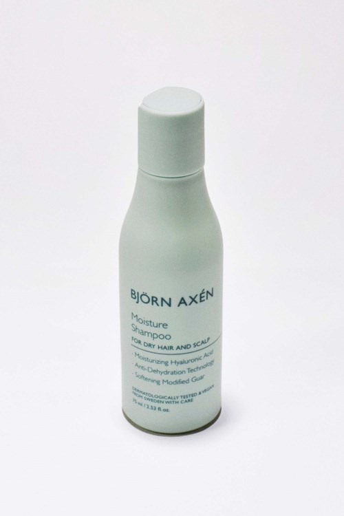 Weißer Flasche von Björn Axén Moisture Shampoo für trockenes Haar und Kopfhaut, schlichtes Design.