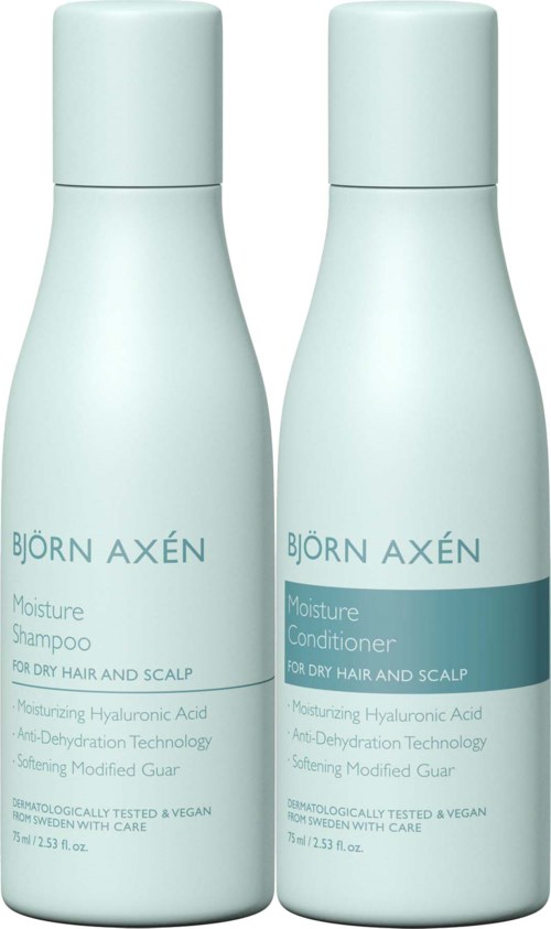 Twee lichtblauwe flessen met shampoo en conditioner, bedoeld voor droog haar en hoofdhuid, met een eenvoudige uitstraling.