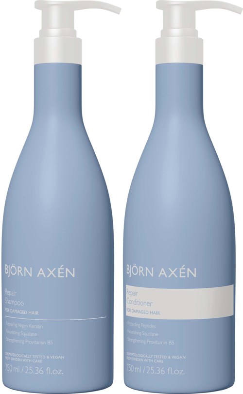Twee lichtblauwe flessen met witte pompkoppen, gelabeld voor shampoo en conditioner, staan naast elkaar.