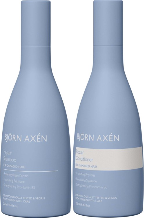 Twee lichtblauwe flessen, één met shampoo, andere met conditioner, voor beschadigd haar, met eenvoudige witte tekst en doppen.