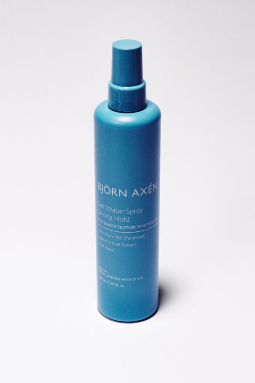 Blauwe sprayfles met Björn Axén label voor haarverzorging. Heeft een sproeigaatje bovenaan.