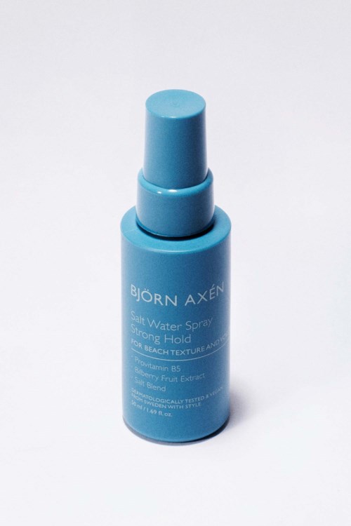 Blauwe spuitfles met label Bjorn Axen Salt Water Spray voor sterke hold.