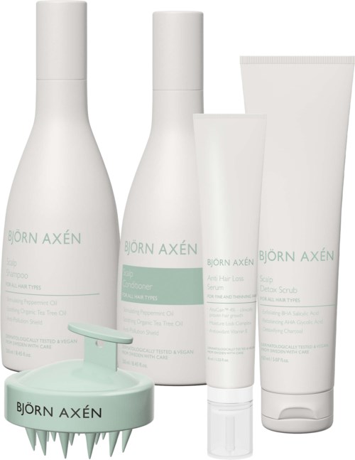 Set huidverzorgingsproducten inclusief shampoo, conditioner, scrub en hoofdhuidbehandelingsgereedskap.