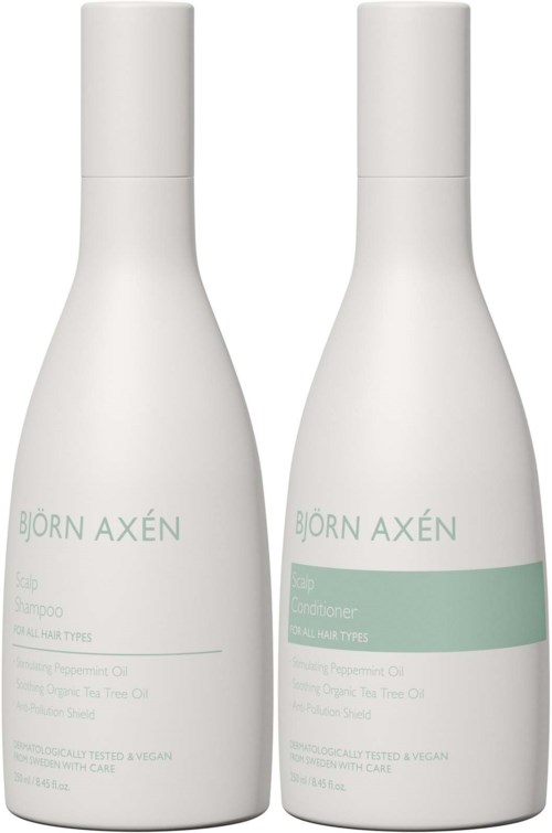 Twee witte flessen, één met shampoo en de andere met conditioner, voor haarverzorging. Ze zien er strak en schoon uit.