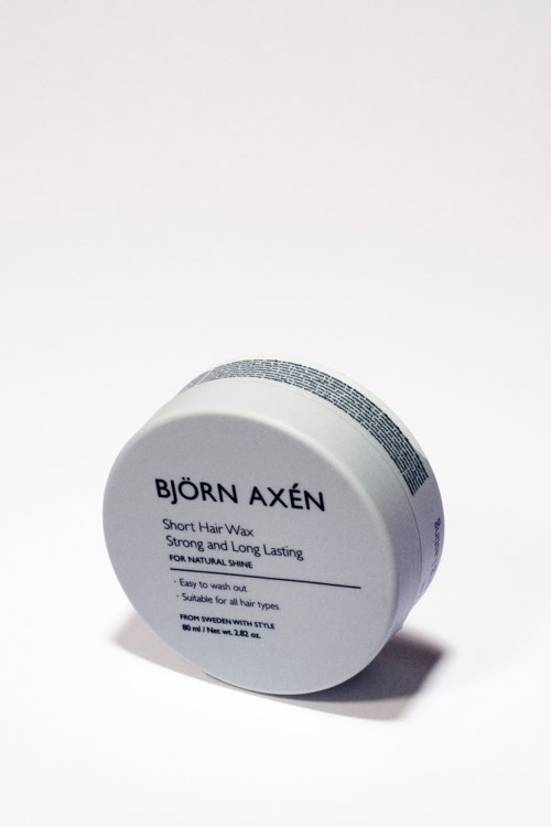 Een witte pot met het label 'Björn Axén', die sterk en langhoudend haarwachs voor natuurlijk haar bevat.