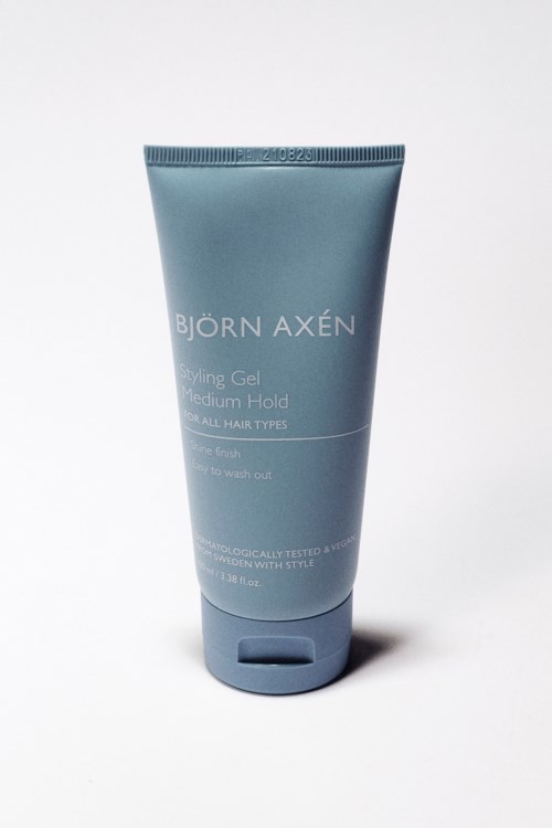 Een blauwe tube Björn Axén stylinggel met klapdop, staat rechtop op een witte achtergrond.