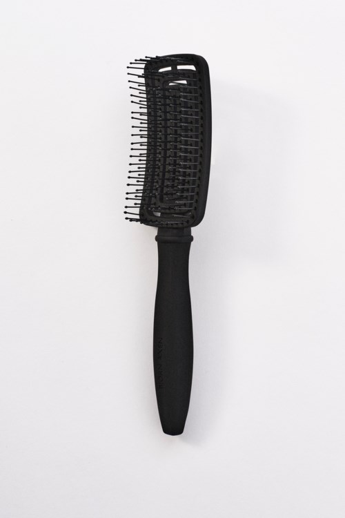 Een zwarte kam met een handvat en brede tanden, gebruikt om haar te ontkammen en stylen.