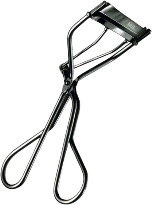 Een metalen wimperkruller met een zwart handvat en een gebogen metalen frame om wimpers te krullen.