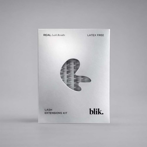 Een doosje wimperverlengingsset met labels echt,latexvrij en blink, met een opening die de wimpers binnenin toont.