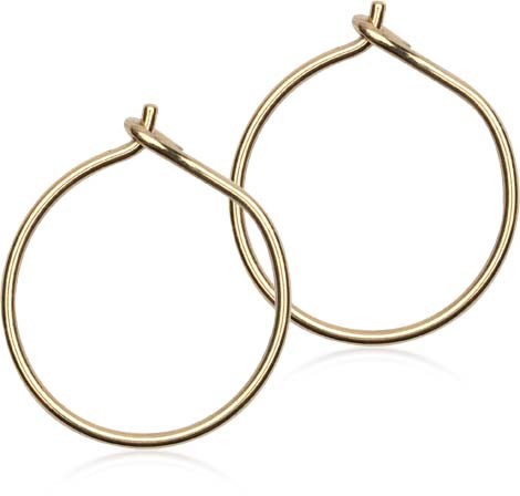 Et par gull hoops med enkel, rund form og små krok.