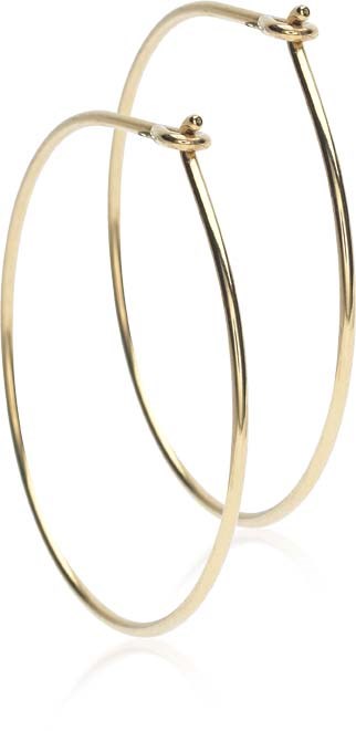 Gullhoopeøreringer med enkel, glatt design.