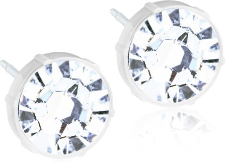 Twee heldere, ronde geslepen diamanten op witte achtergrond. Glinsterende en heldere oorbellen met zilveren achterkantjes.