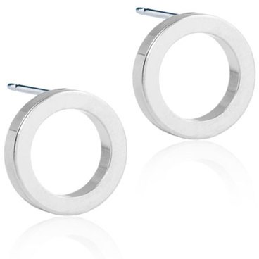 Twee grote, zilverkleurige, ringvormige oorbellen met stiften voor piercing.