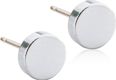 Runda silverörhängen med enkel, slät design och liten pinne för piercing.